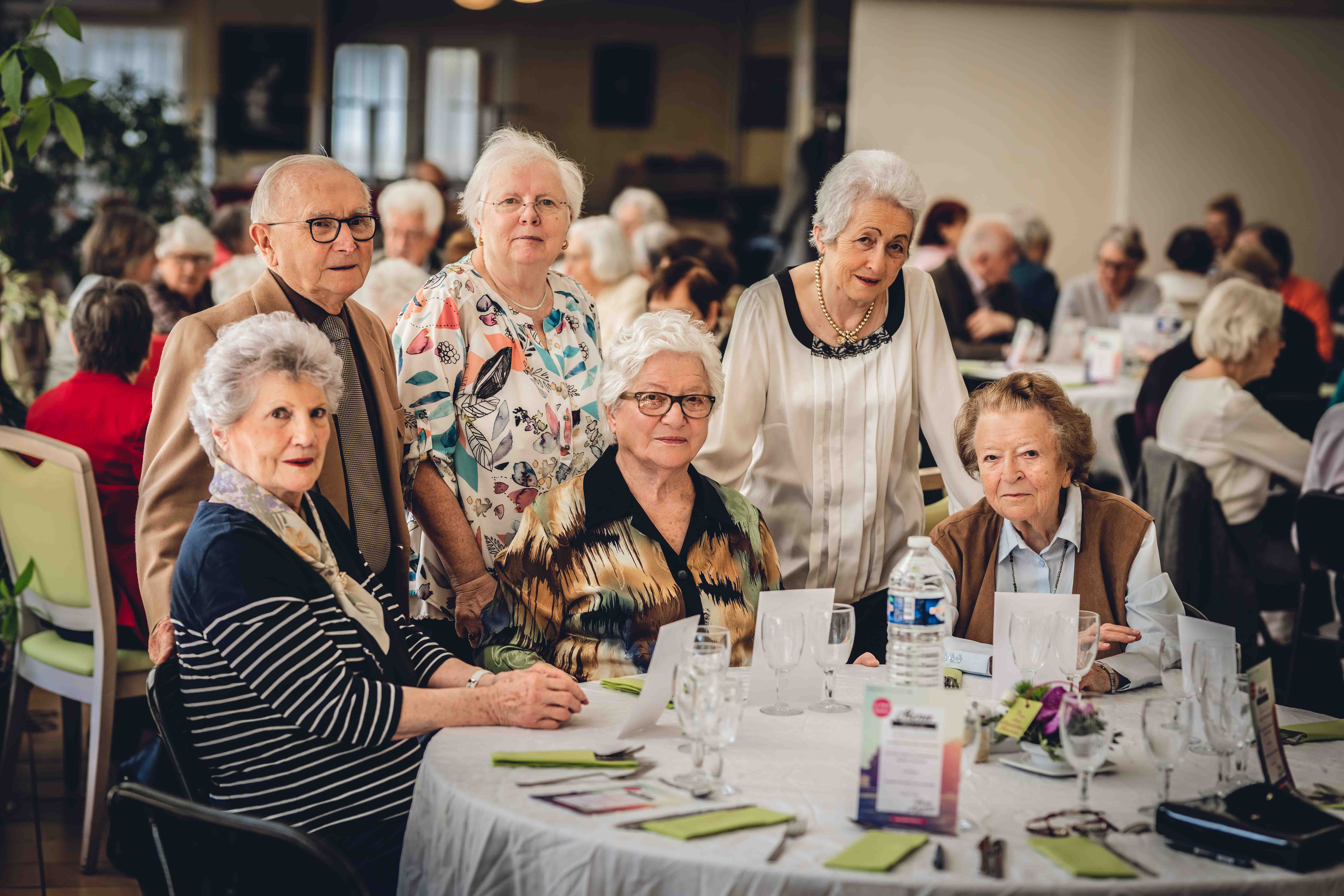 une tablée pose sur la photo lors du repas
