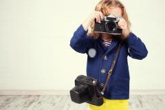 enfant avec un appareil photo 