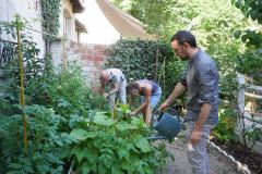 Photo de personnes jardinant ensemble