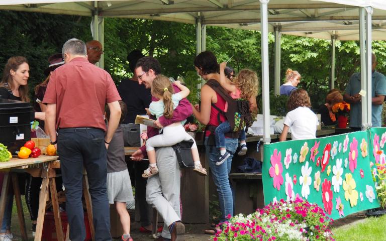 Personnes réunies autour d'un stand fleuri