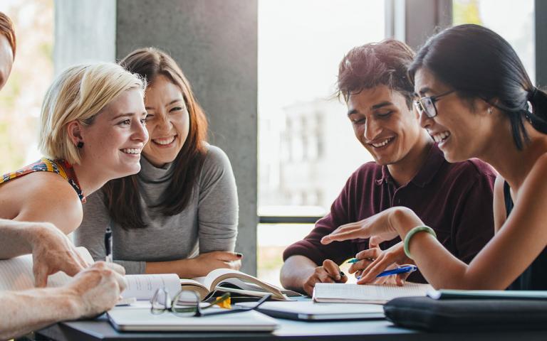 groupe d'étudiants qui discutent