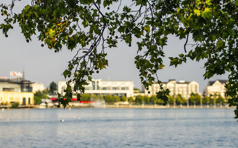 vue d'Enghien-les-Bains et de son lac