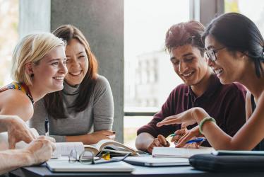 groupe d'étudiants qui discutent